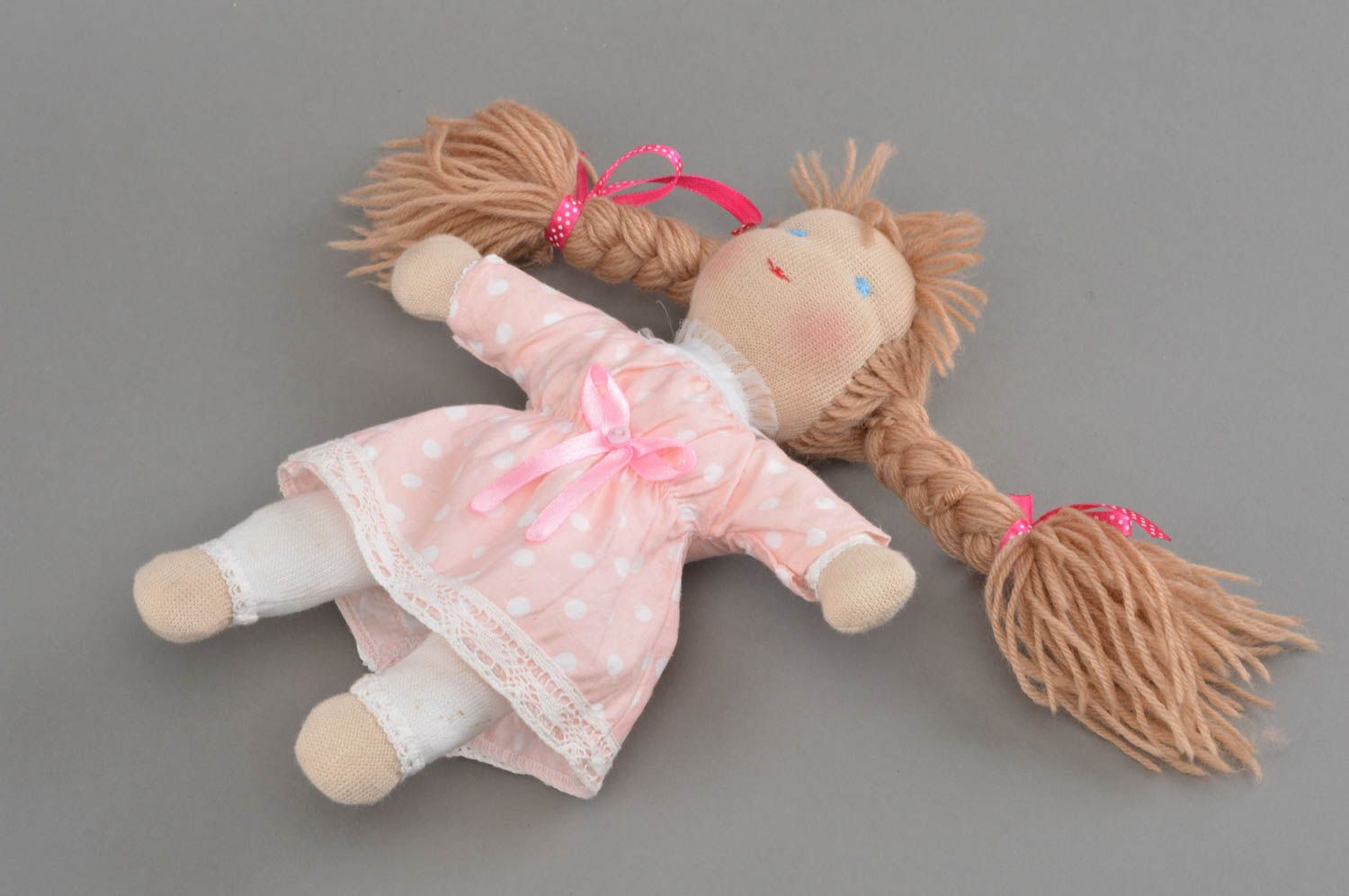 Juguete infantil regalo para niña muñeca artesanal de telas naturales foto 3