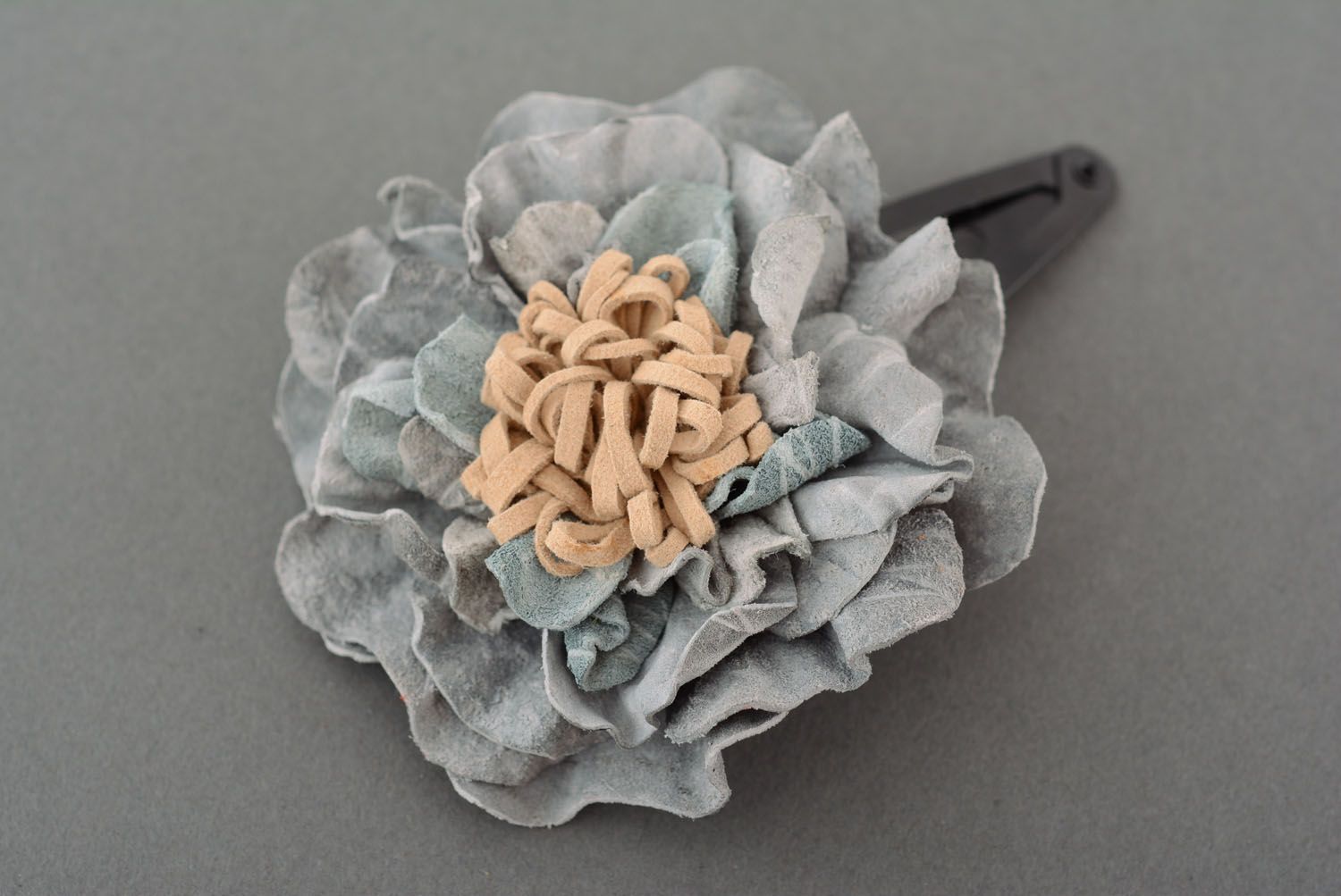 Gancho para cabelo artesanal de couro genuíno em forma da flor foto 3