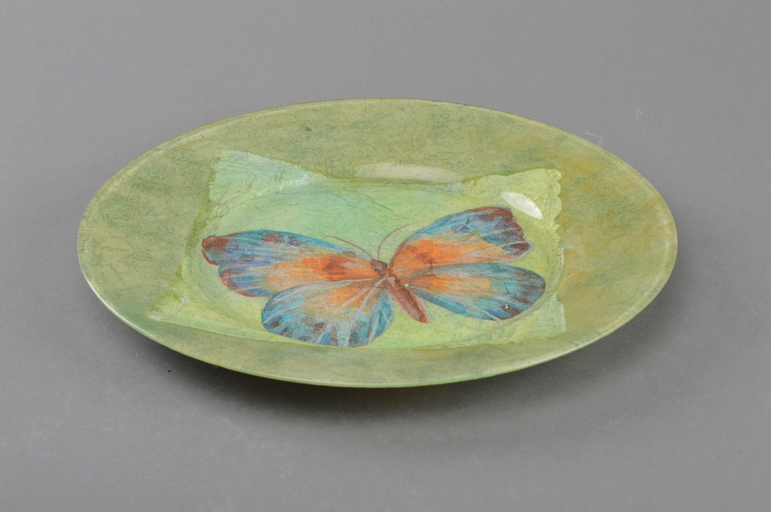Assiette décorative en verre ronde verte faite main en serviettage Papillon photo 3