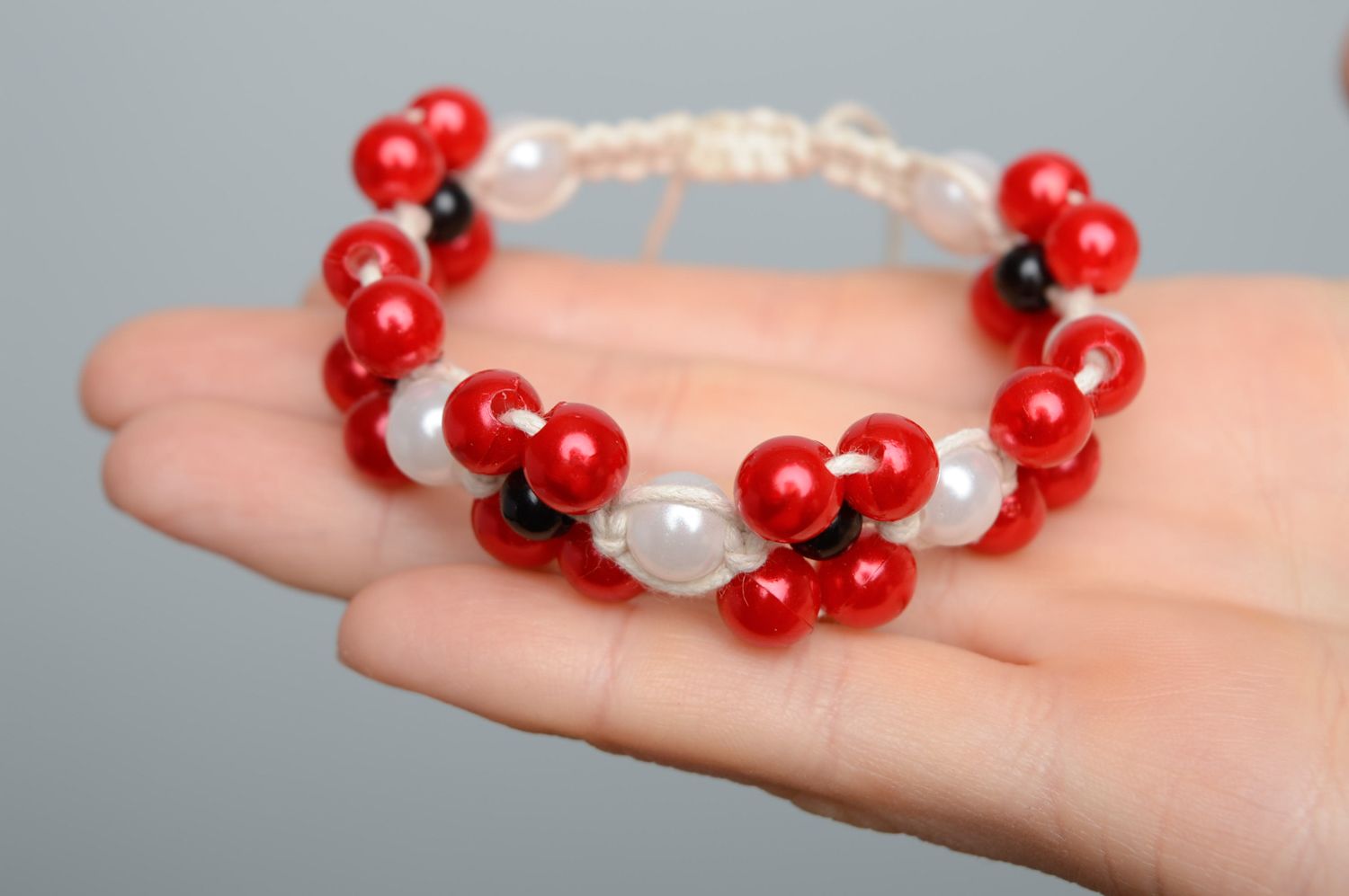 Bracelet en macramé avec perles céramiques rouge et blanc fait main pour femme photo 3