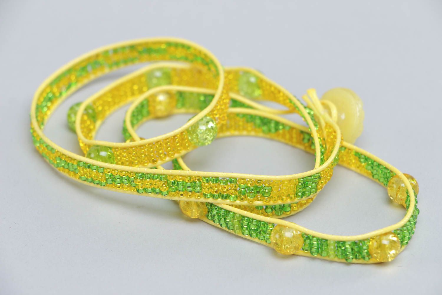Pulsera de abalorios y cuentas artesanal de colores amarillo y verde claro foto 4