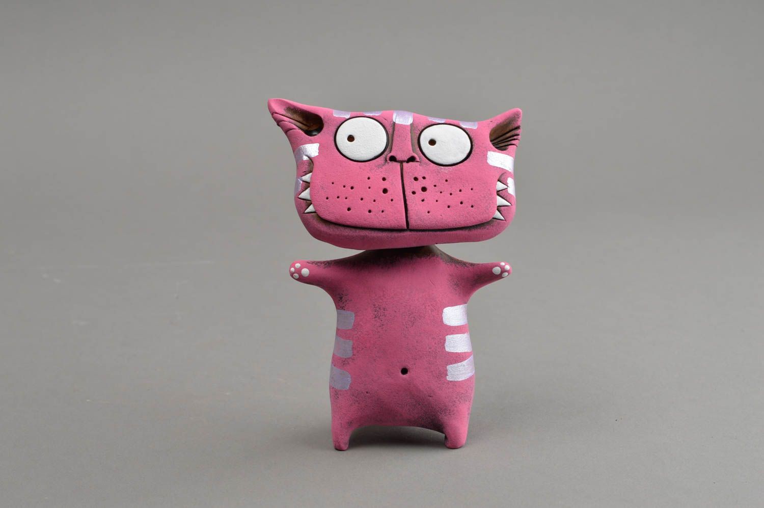 Розовая статуэтка из глины ручной работы в виде кота расписная оригинальная фото 2