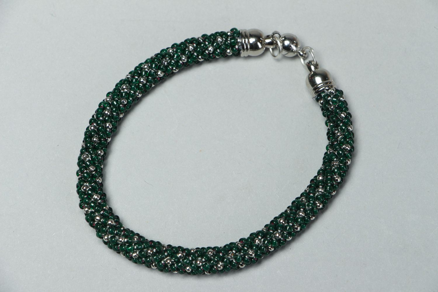 Bracelet en perles de rocaille au crochet noir photo 1