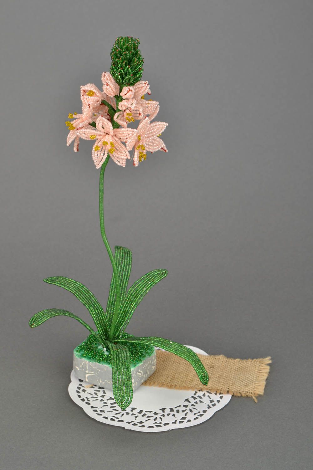 Декоративный цветок из бисера фото 1