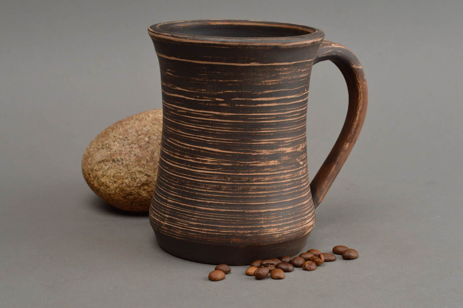 Глиняная чашка большая коричневая полосатая ручной работы объемом 600 мл фото 1