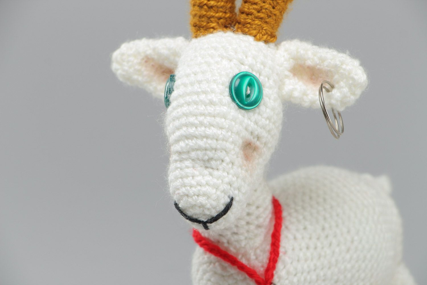 Weißes handgemachtes kuscheliges Spielzeug Ziege aus Acrylfäden gehäkelt für Kinder foto 4