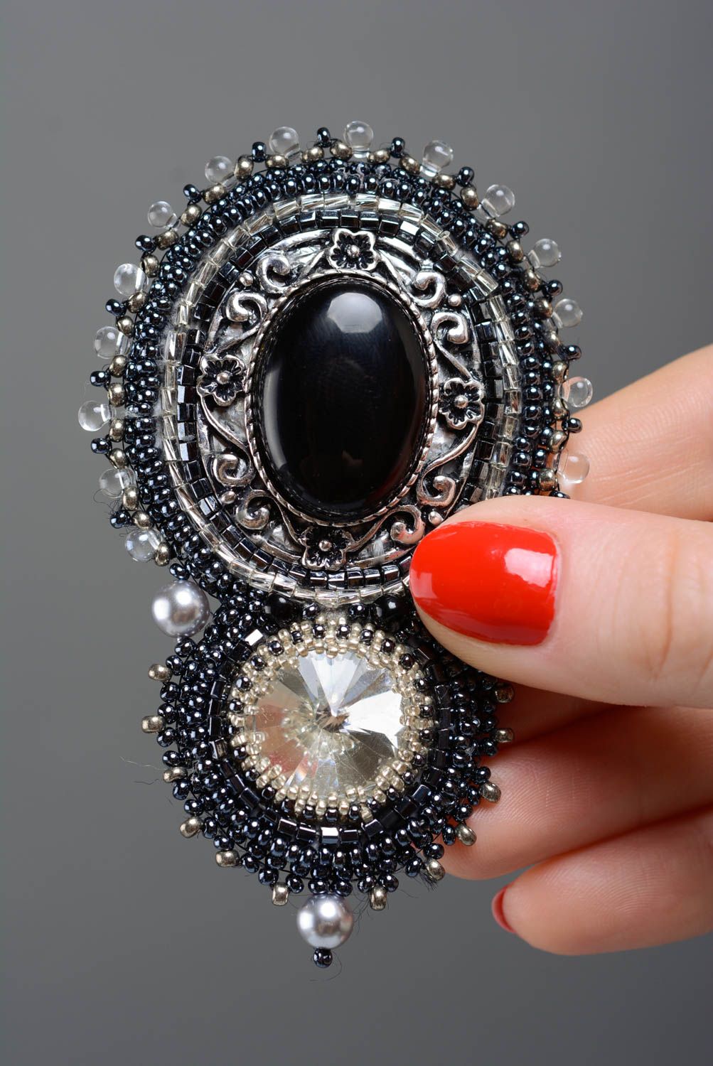 Broche noire brodée perles de rocaille agate naturelle base en cuir faite main photo 3