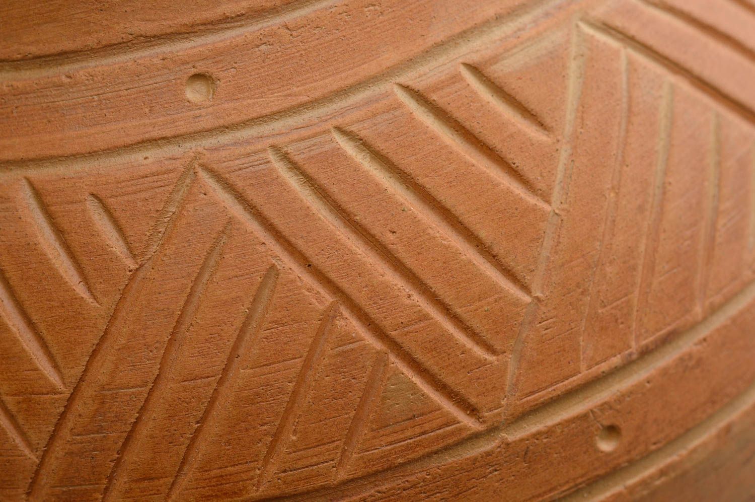 Кувшин из красной глины в технике молочения ручной работы объемом 600 мл фото 5