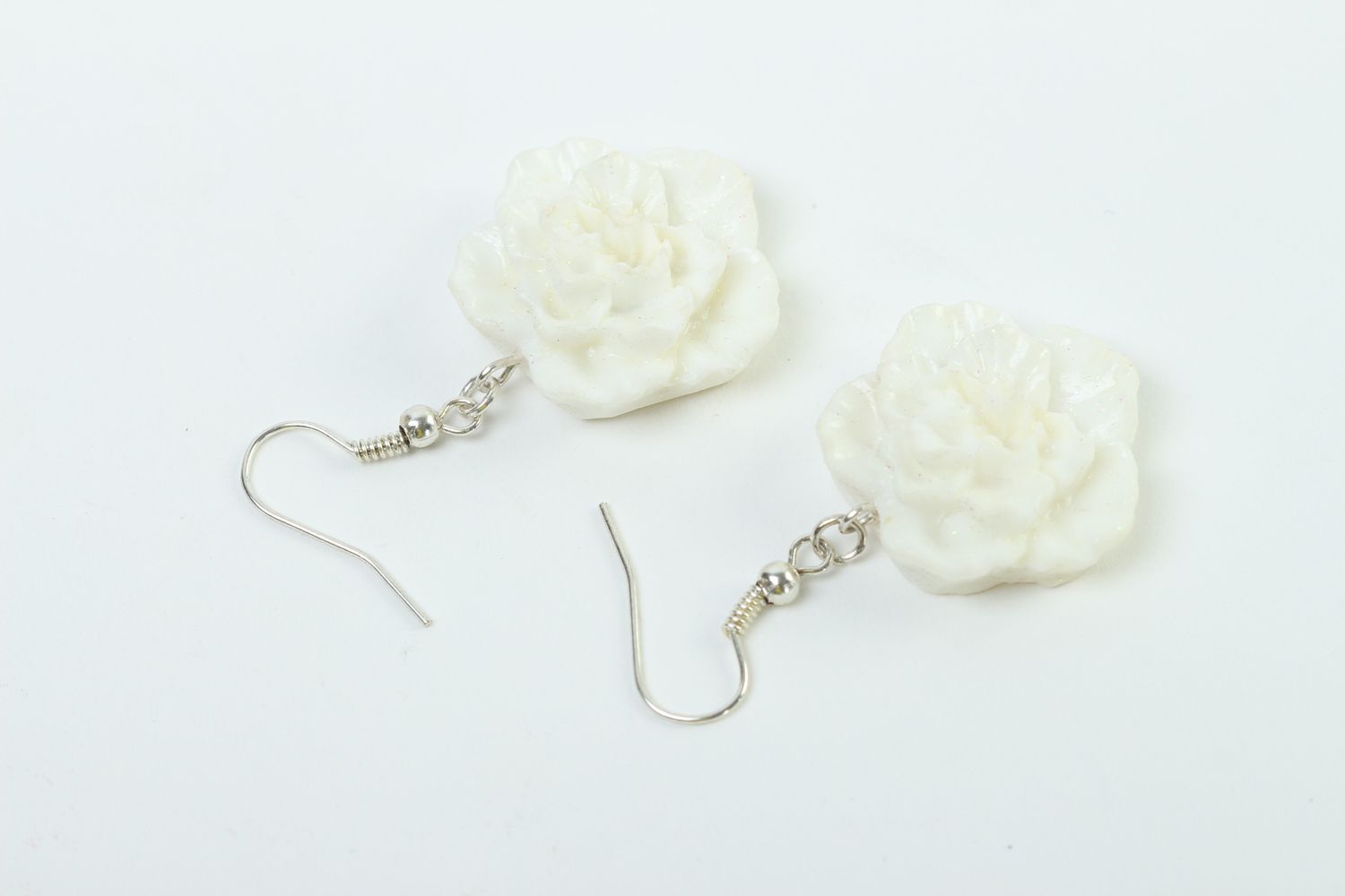 Boucles d'oreilles pendantes Bijou fait main roses blanches Cadeau femme photo 4