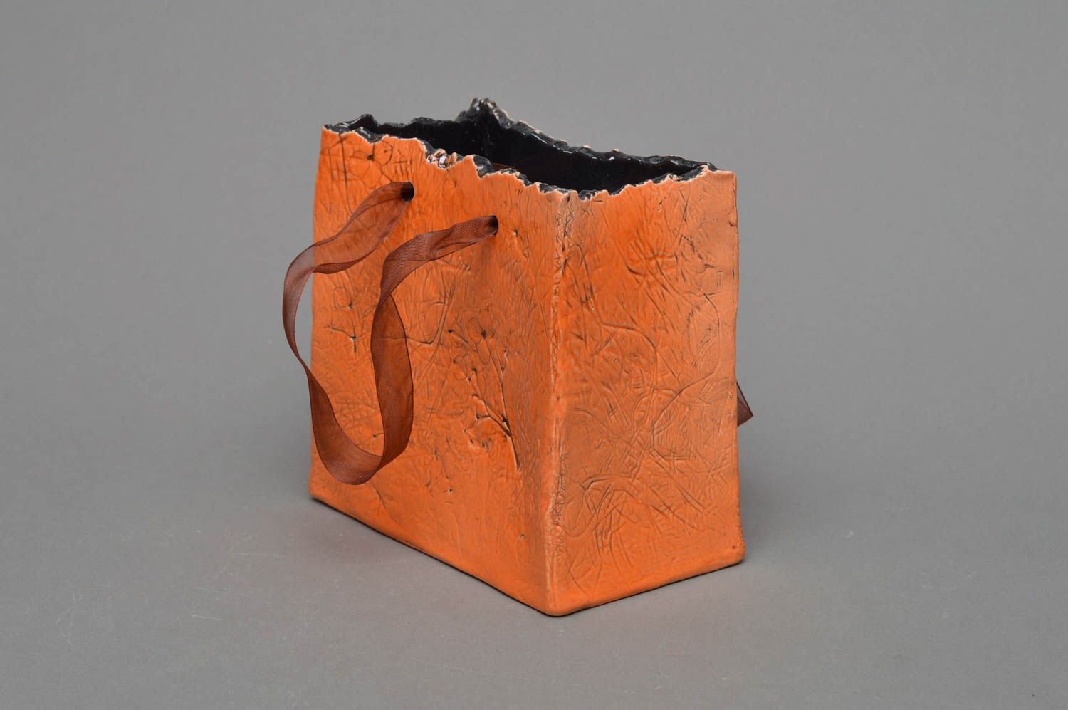 Vase décoratif orange en porcelaine en forme de sac cadeau insolite fait main photo 1