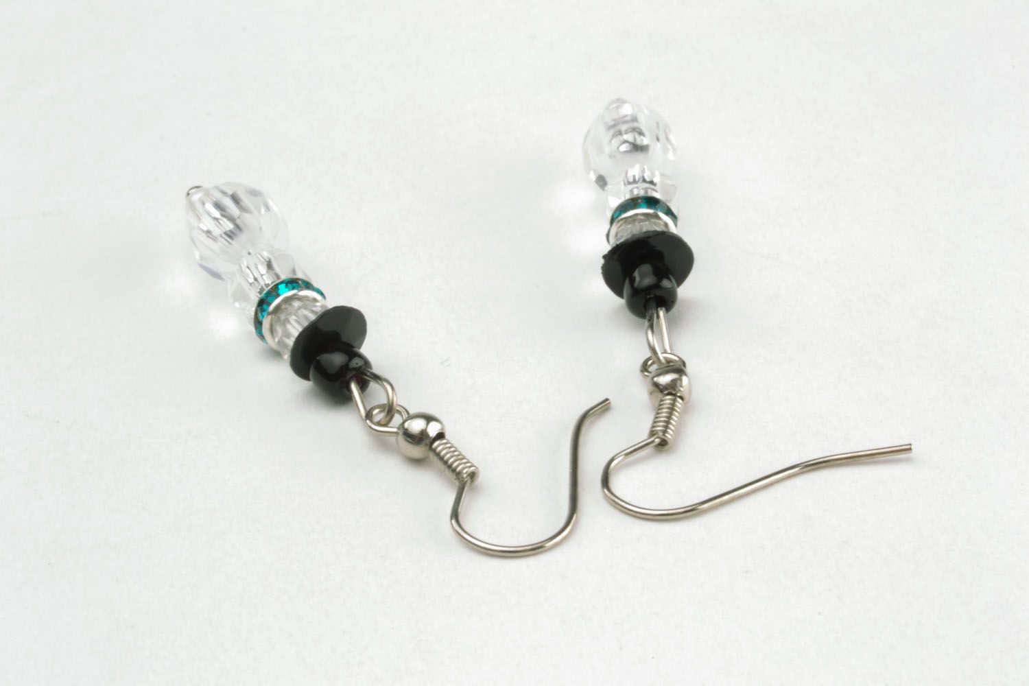 Longues boucles d'oreilles pendantes en perles et paillettes photo 4