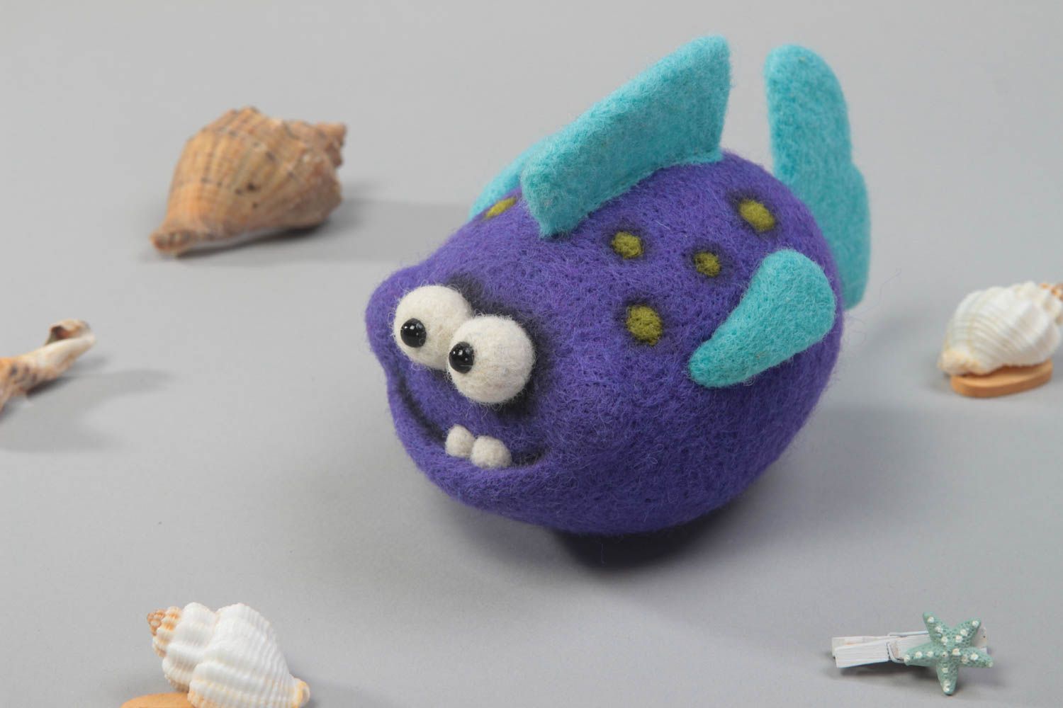 Peluche poisson violet faite main Doudou en laine feutrée Jouet pour enfant photo 1