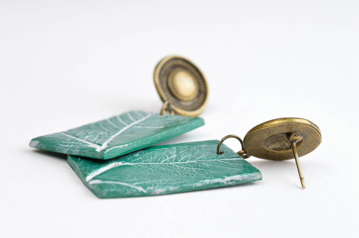 Модные серьги украшение ручной работы сережки-гвоздики из пластики зеленые фото 4