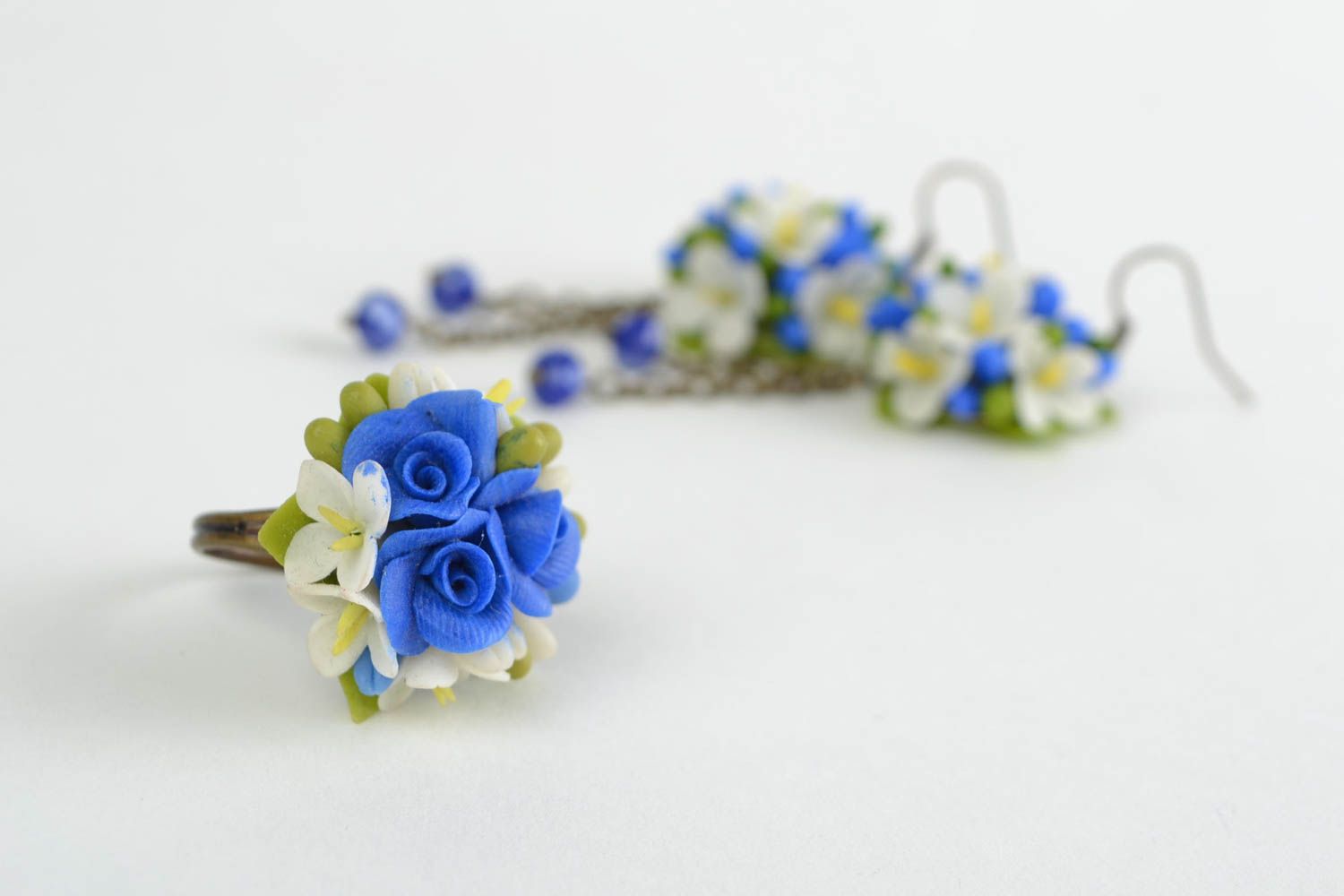 Schmuckset mit Blumen in Blau Ohrringe und Ring aus kaltem Porzellan handmade  foto 4
