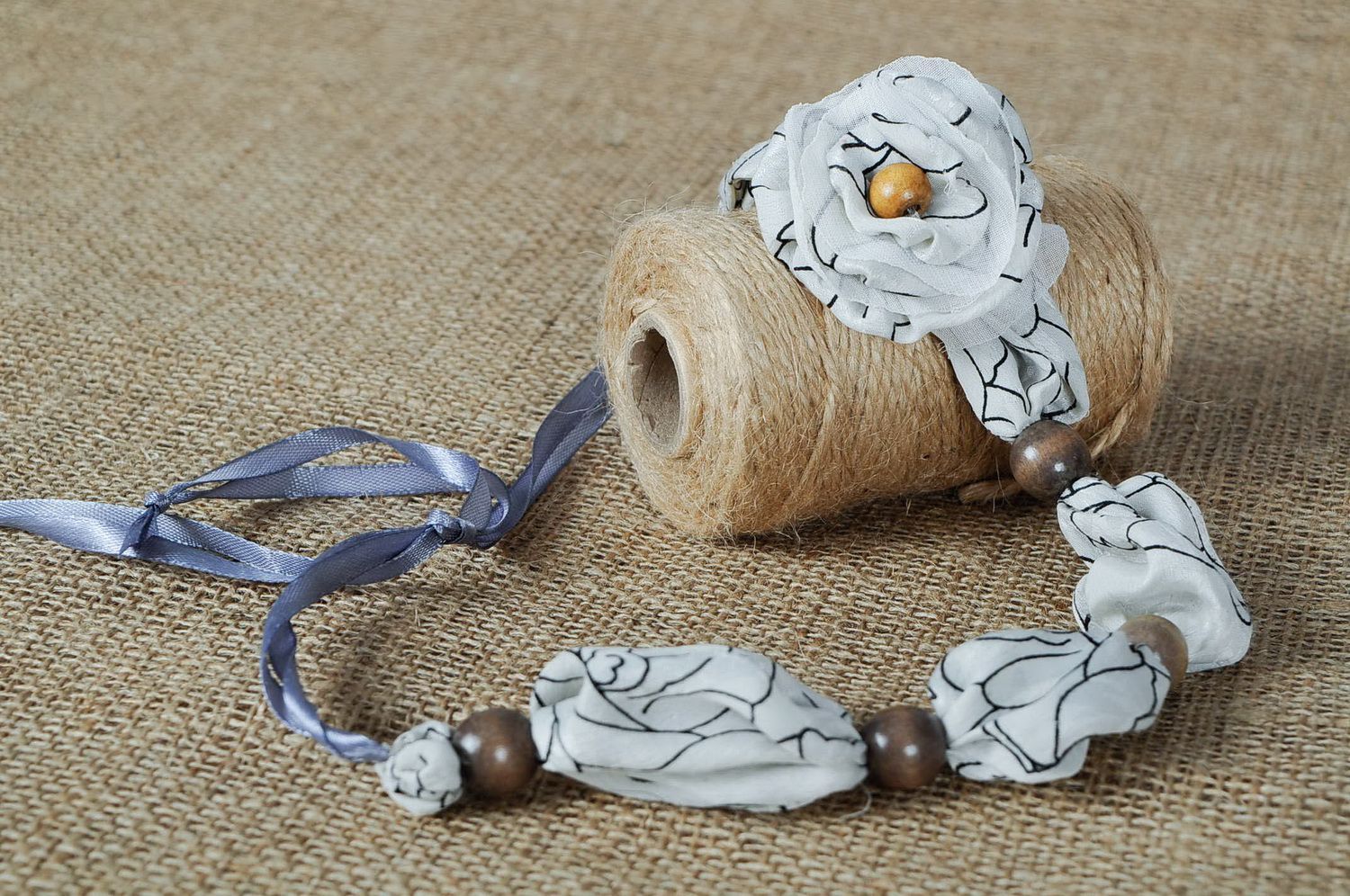 Handmade Halskette aus Holz und Atlas „Elegant Grau“ foto 4