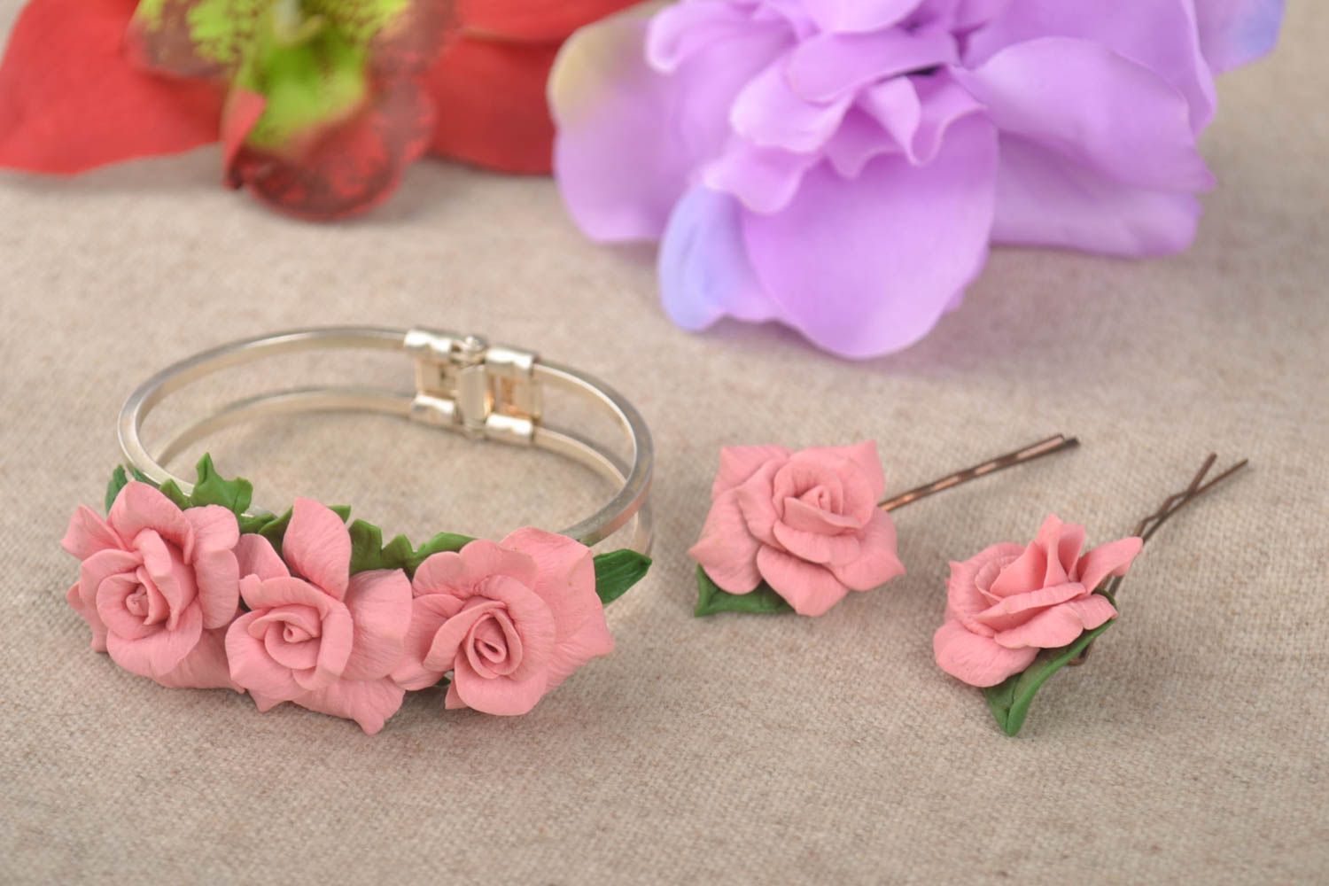 Conjunto de bisutería artesanal de pulsera y dos horquillas con flores rosas foto 1