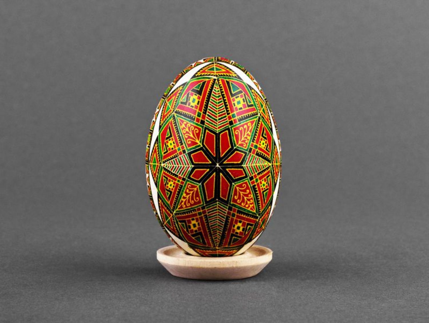 L'uovo pasquale dipinto a mano L'uovo decorativo fatto a mano L'uovo d'oca
 foto 2