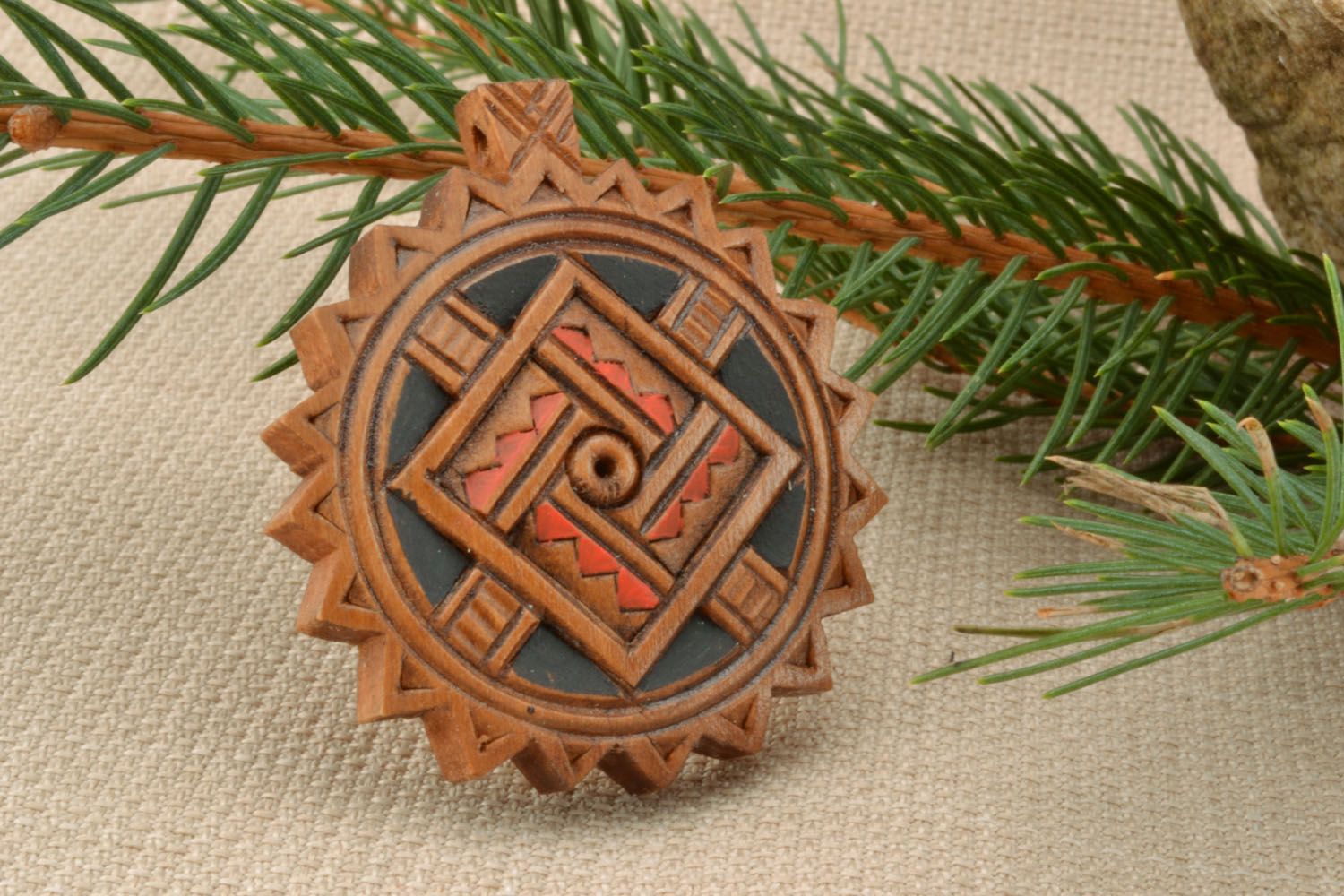 Ciondolo di legno decorativo fatto a mano pendente etnico amuleto di legno
 foto 1
