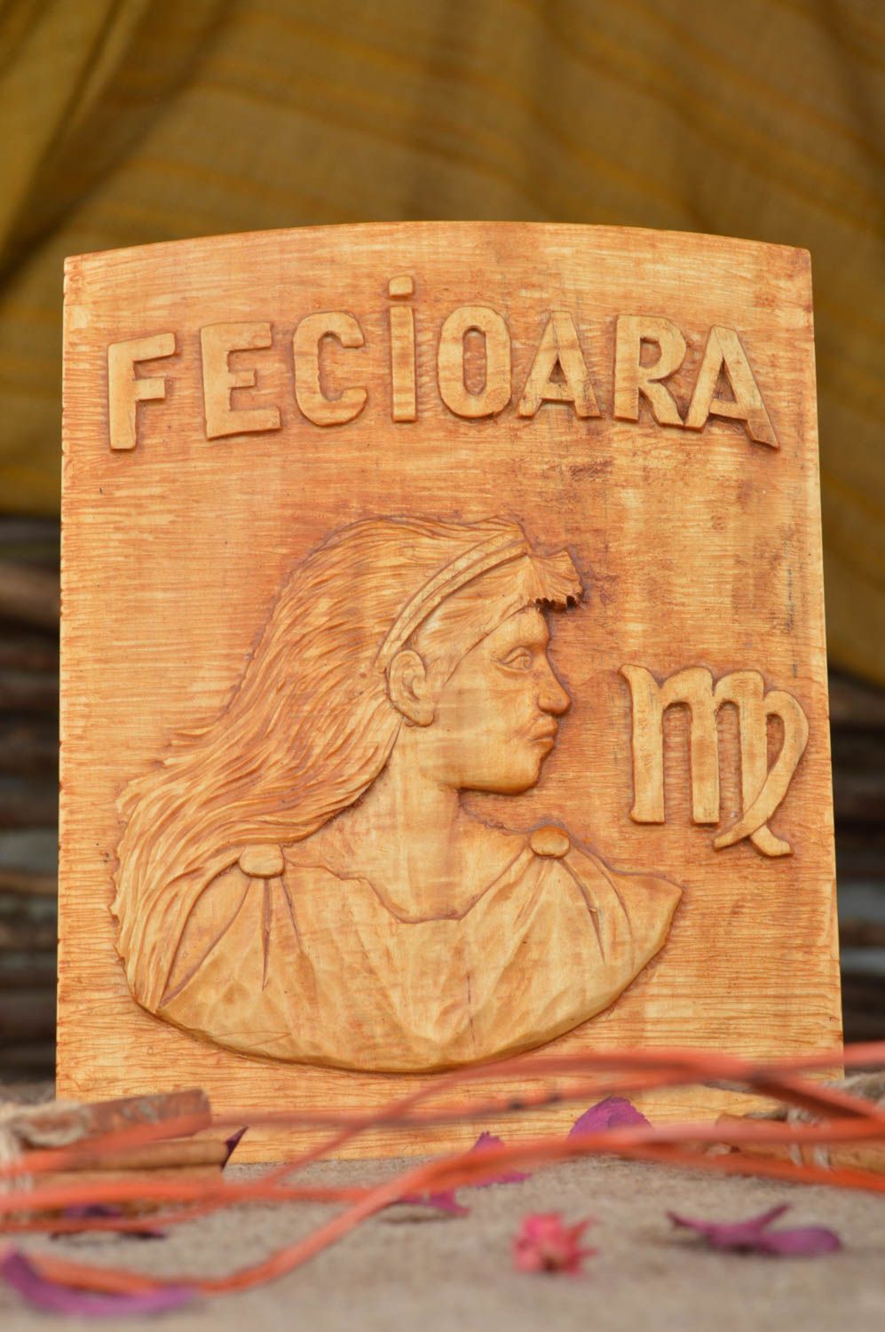Petit tableau sculpté en bois verni décoratif zodiacal original Vierge photo 1