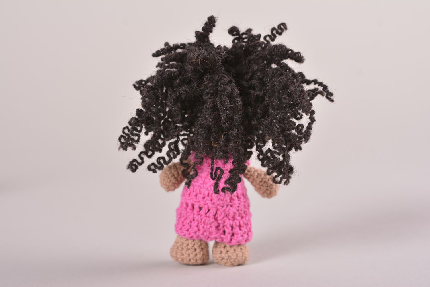 Handmade Designer Puppe Stoff Spielzeug kleine gehäkelte Puppe im rosa Kleid foto 4