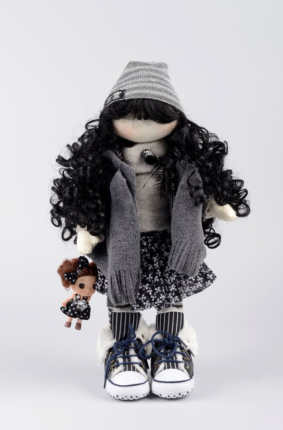 Handmade Designer Puppe Stoff Spielzeug schöne Puppe im schwarzen Kostüm  foto 1
