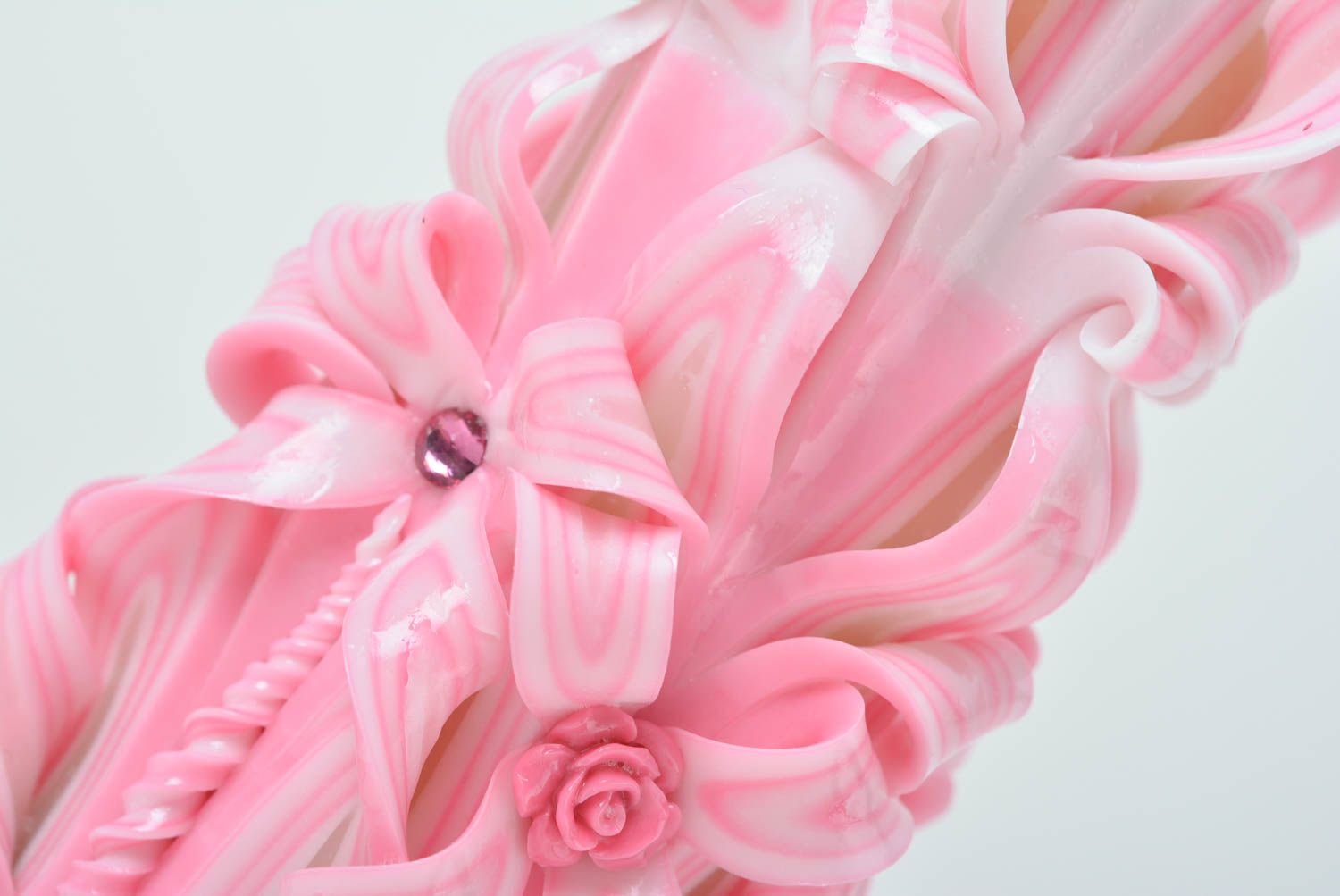 Парафиновая свеча резная ручной работы красивая авторская розово-белая фото 2