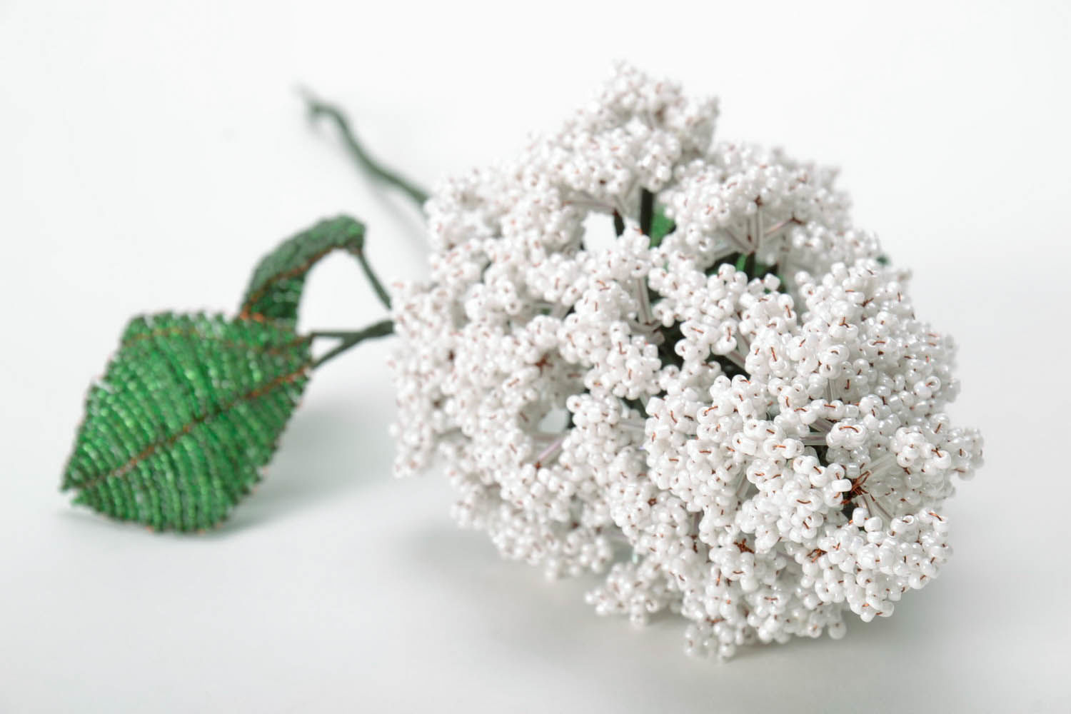 Branche décorative de lilas en perles de rocailles photo 1