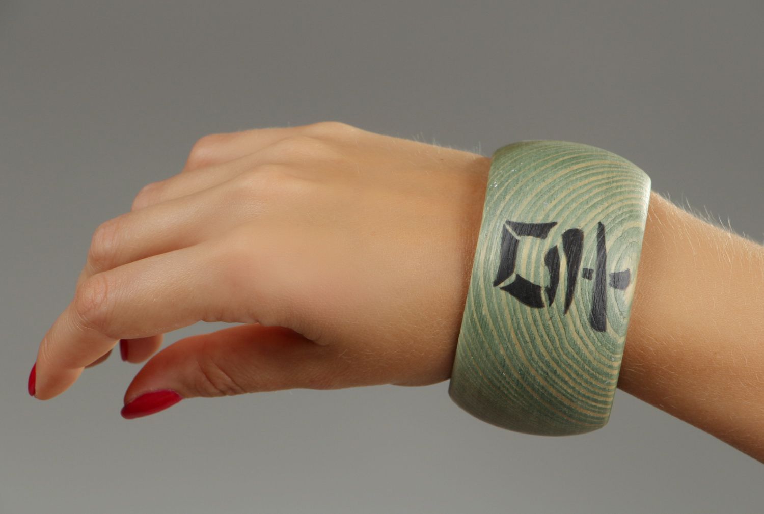 Handgemachtes Armband aus Holz mit chinesischem Schriftzeichen Glück foto 4