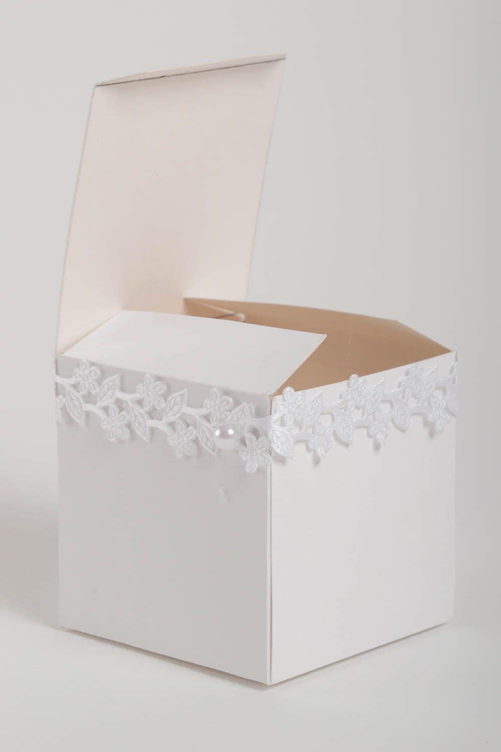 Подарочная коробка из картона с полубусинами ручной работы маленькая красивая фото 2