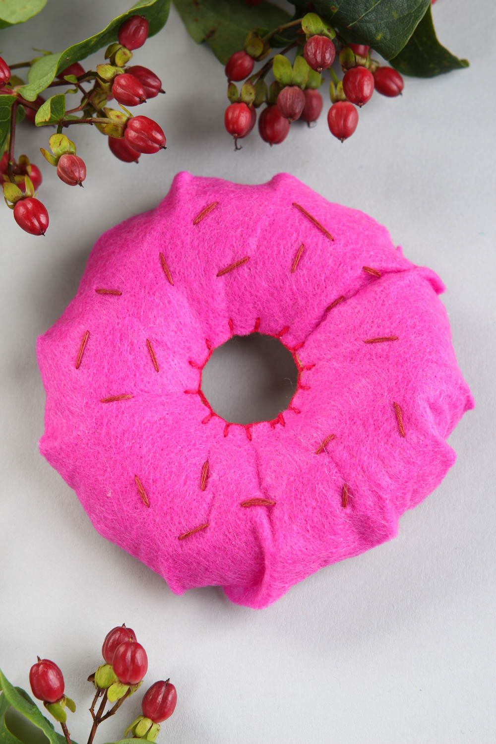 Peluche donut faite main Jouet feutrine rose original Cadeau pour enfant photo 1