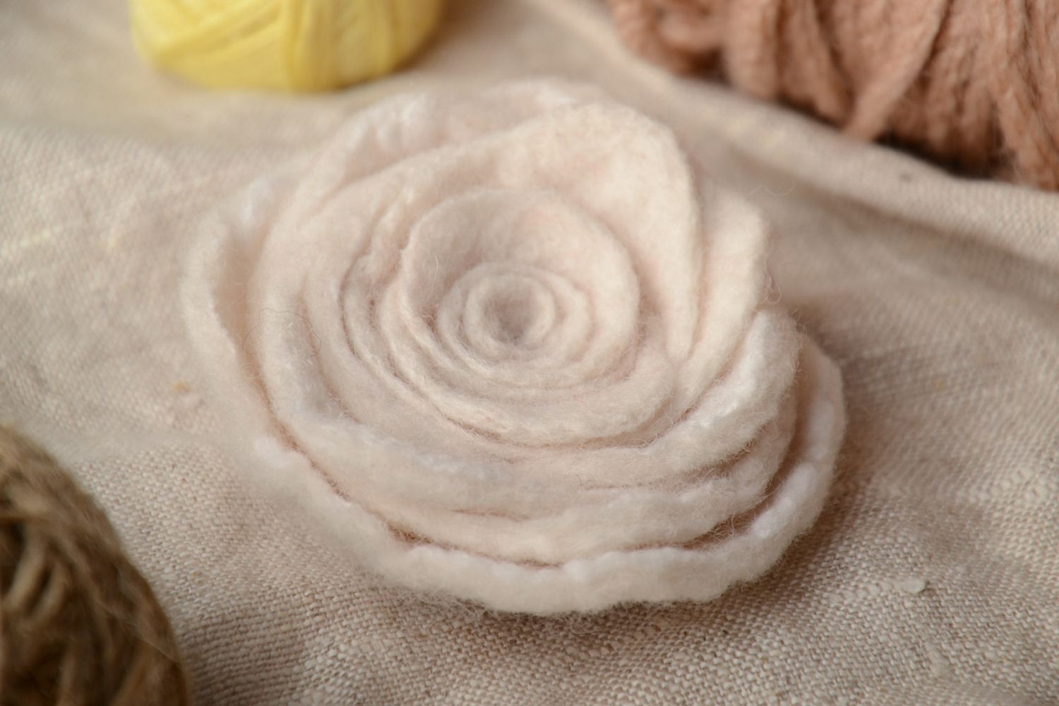 Белая брошь в технике валяния из шерсти в виде цветка фото 1