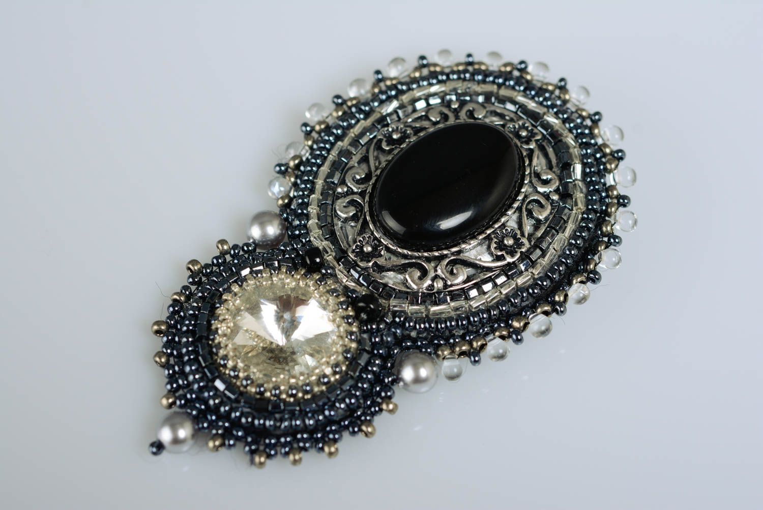 Broche noire brodée perles de rocaille agate naturelle base en cuir faite main photo 1