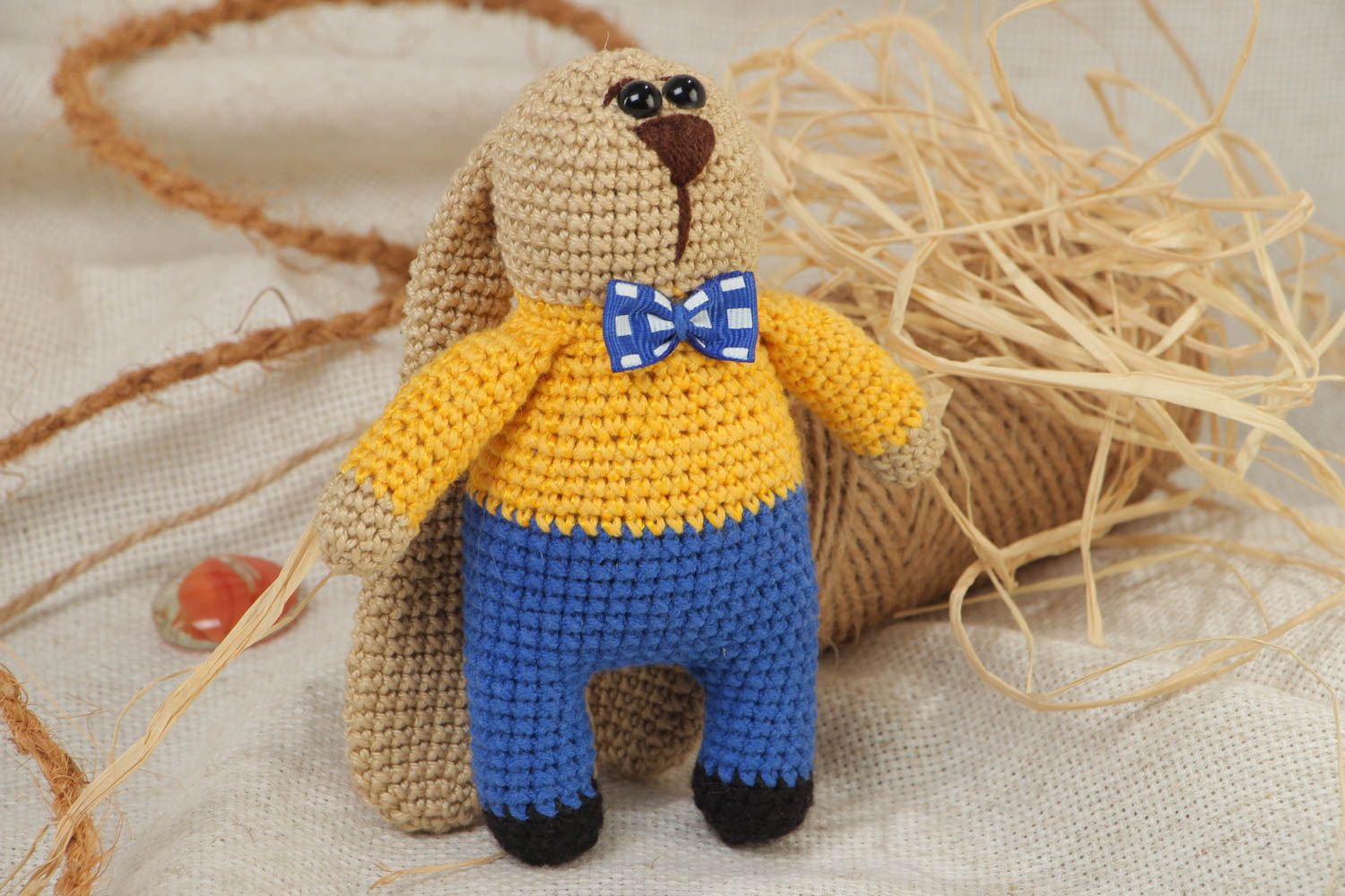 Jouet mou tricoté au crochet petit Lièvre en jaune et bleu original fait main photo 1