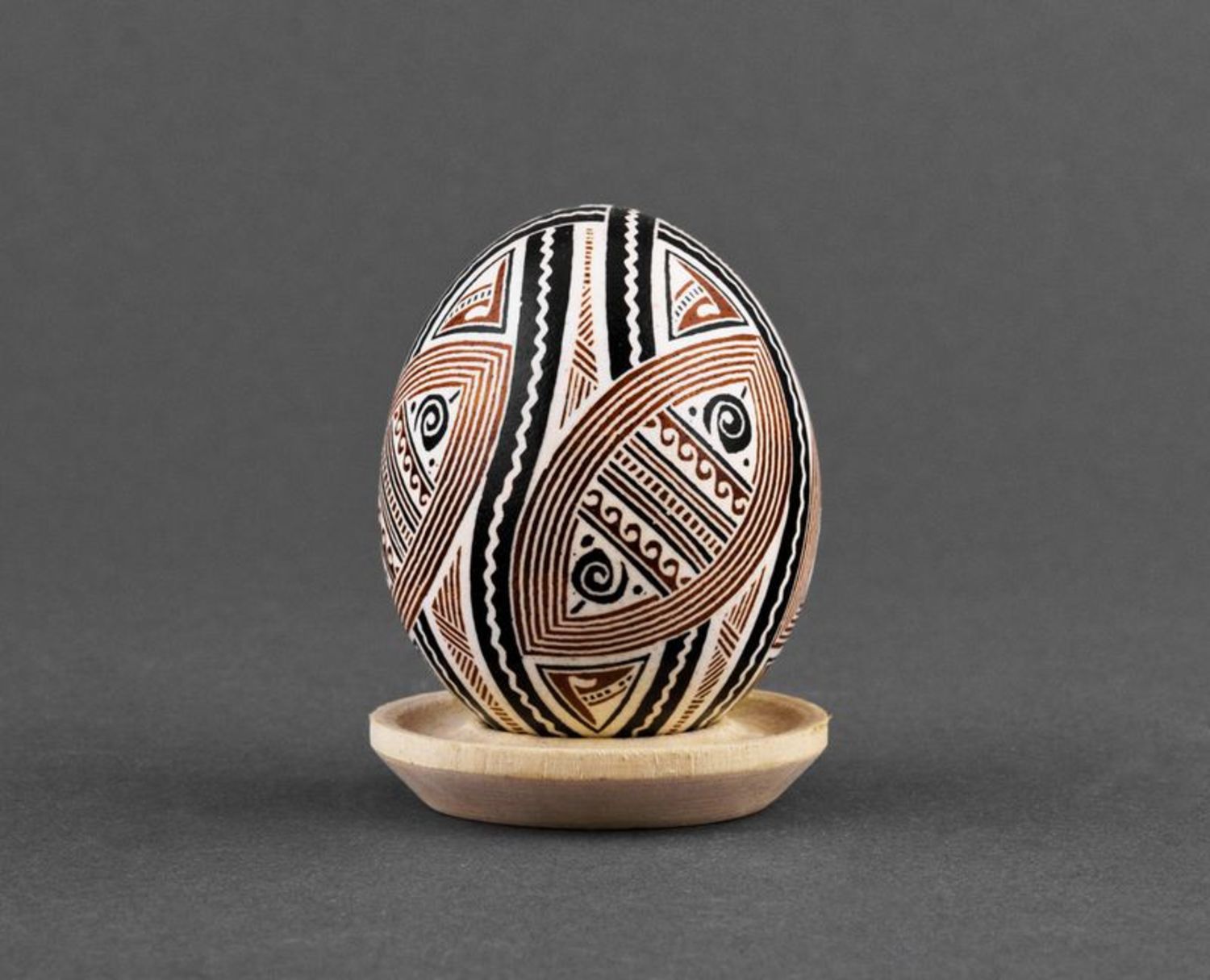 Pysanka con l'ornamento dipinta a mano L'uovo decorativo fatto a mano  
 foto 2