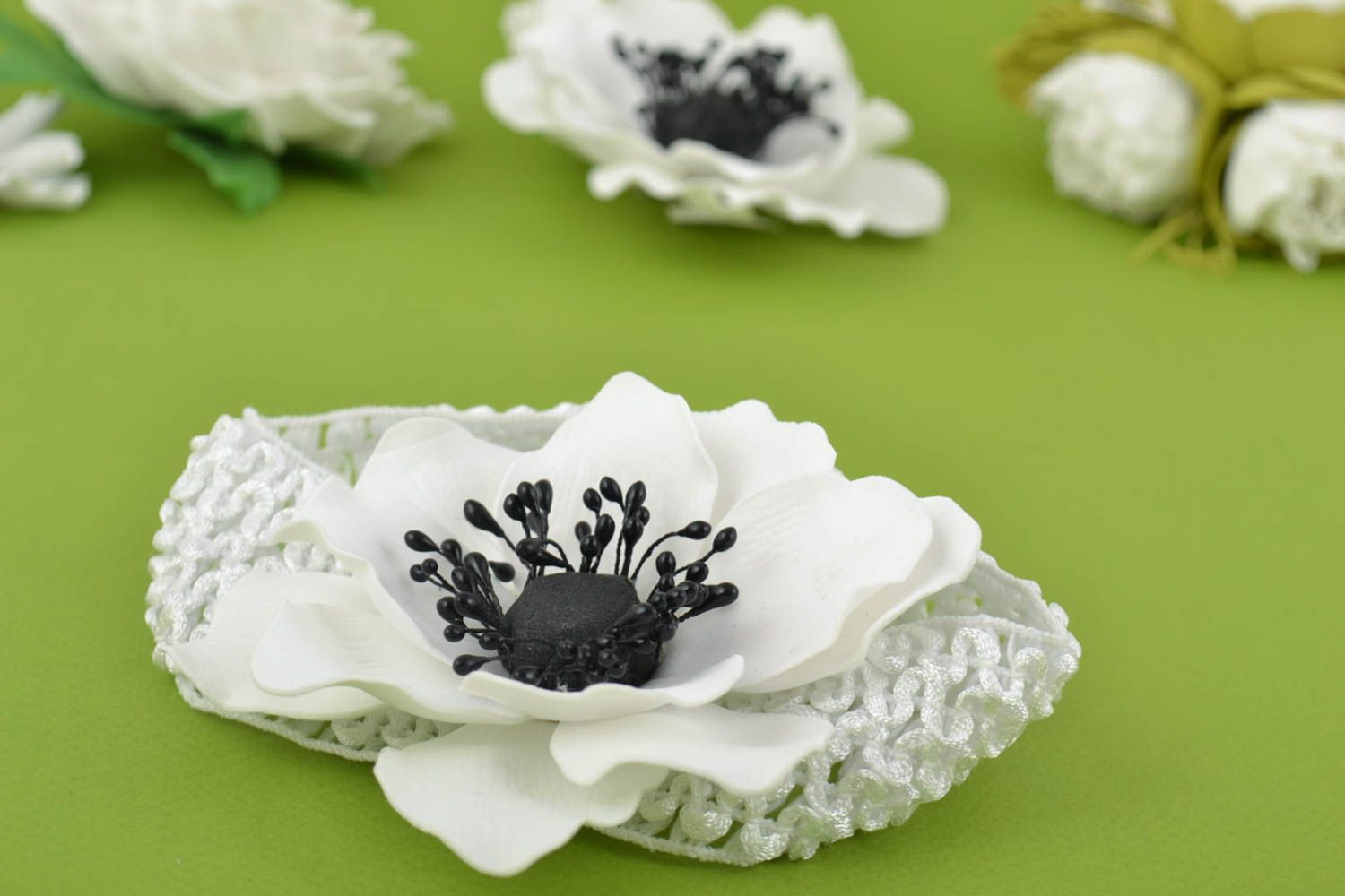Haarband mit Blume handgemachter Schmuck Accessoire für Haare in Weiß foto 1