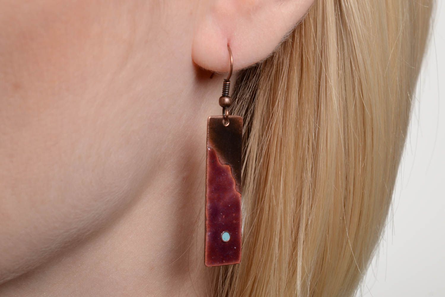 Longues boucles d'oreilles en cuivre violettes peintes d'émail faites main femme photo 5