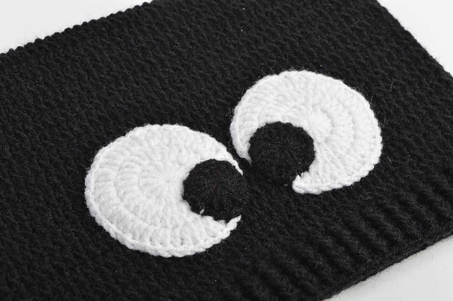 Черная дизайнерская вязаная шапка детская ручной работы из акрила и хлопка фото 4