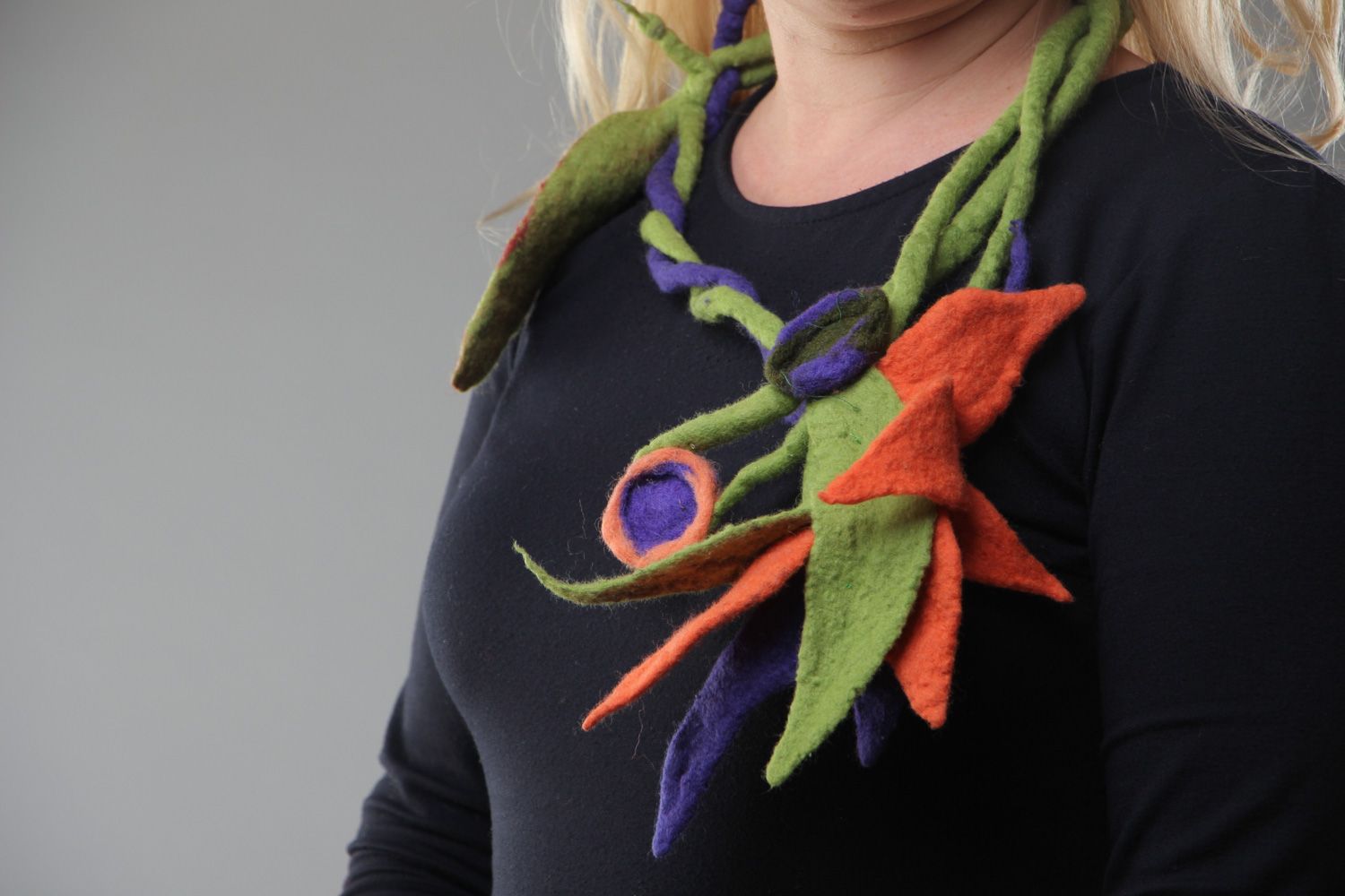 Joli collier en laine naturelle fait main technique de feutrage multicolore photo 5