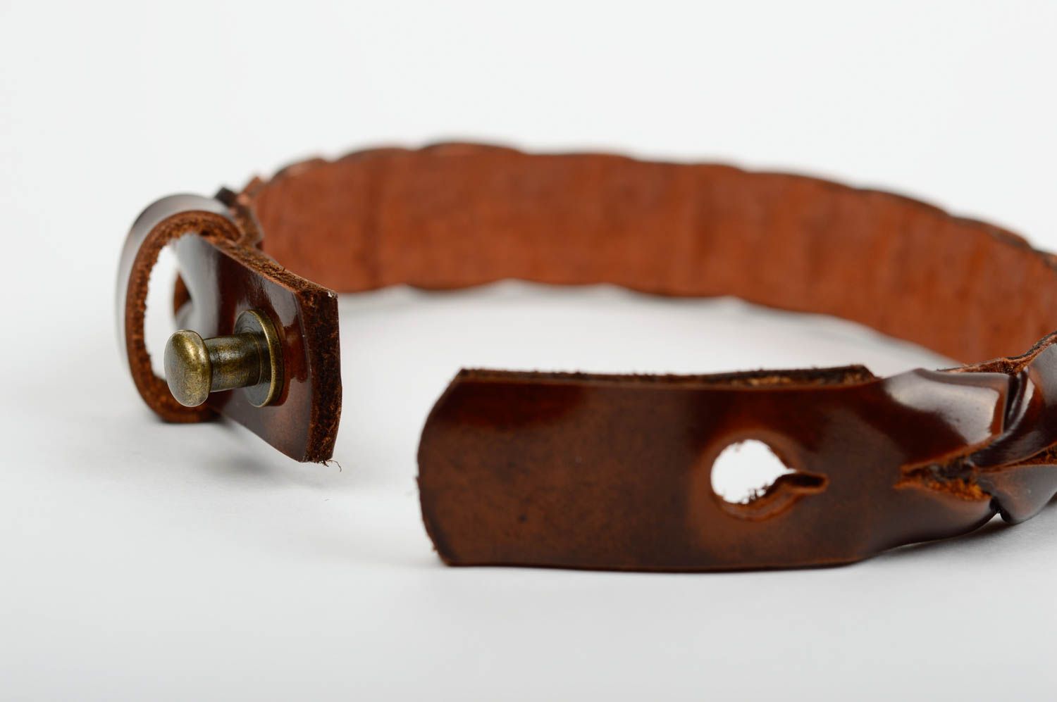 Stilvolles braunes schönes geflochtenes handgemachtes Armband aus Naturleder foto 3