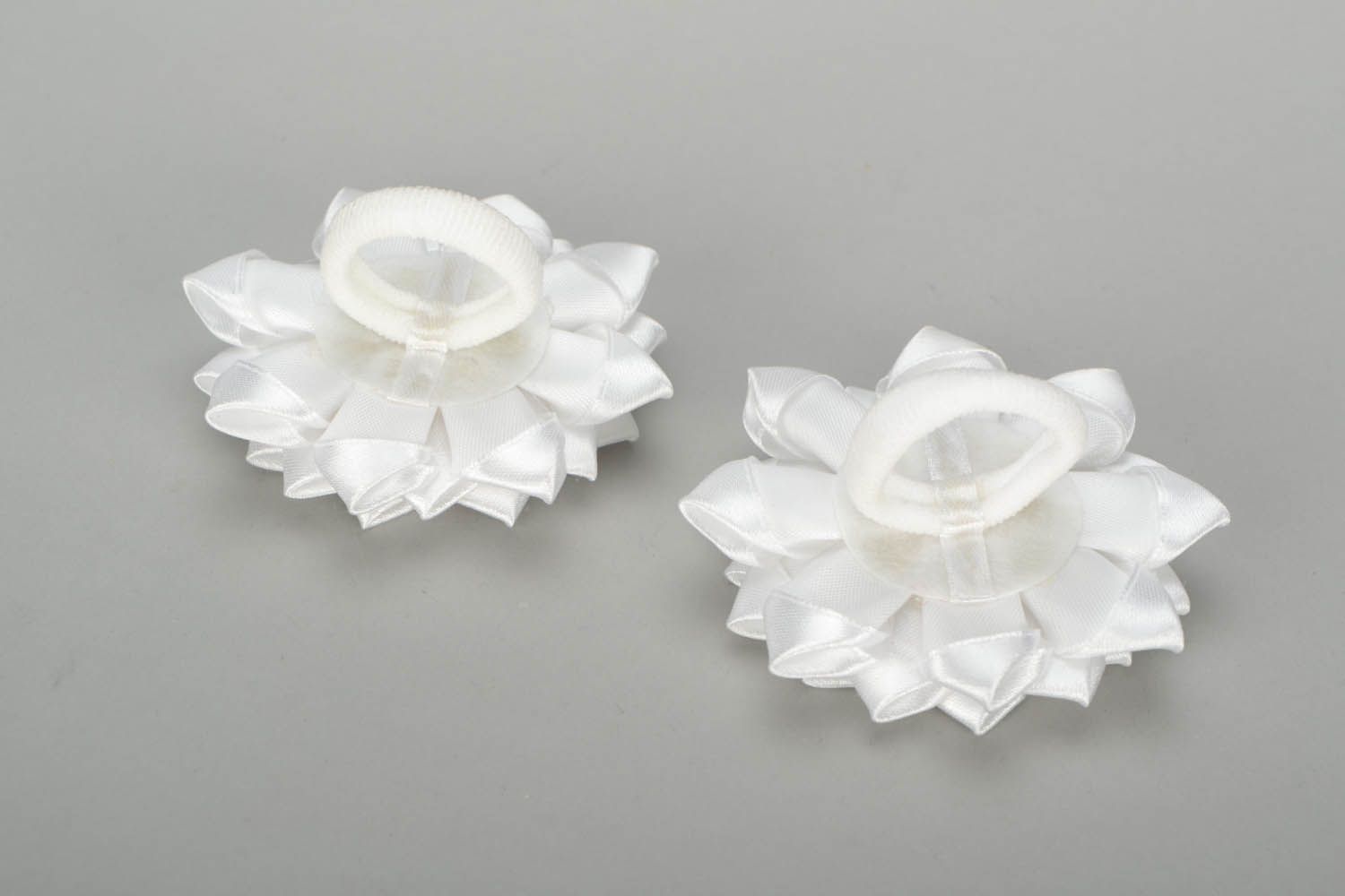Élastiques à cheveux fleurs blanches en ruban photo 4
