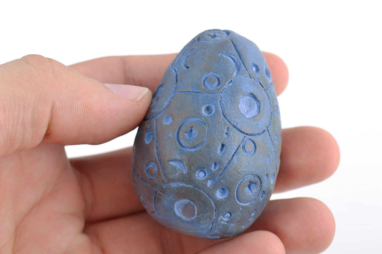 Huevo decorativo de Pascua de arcilla roja modelado y pintado a mano azul foto 2