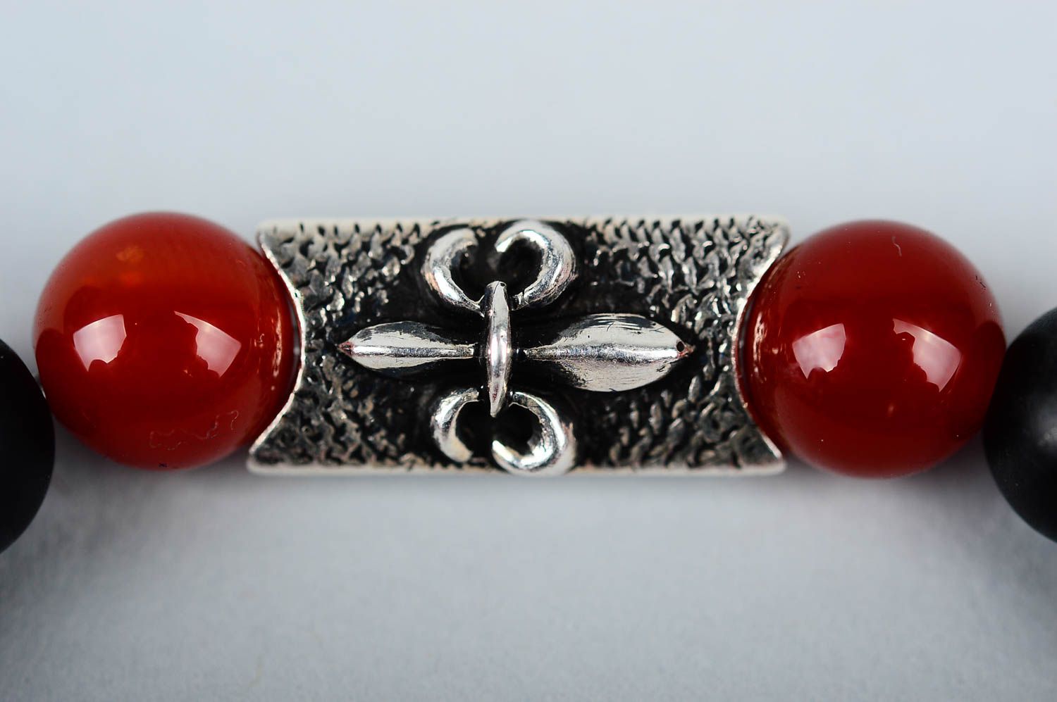 Браслет из бусин браслет ручной работы с красными камнями украшение из серебра фото 4
