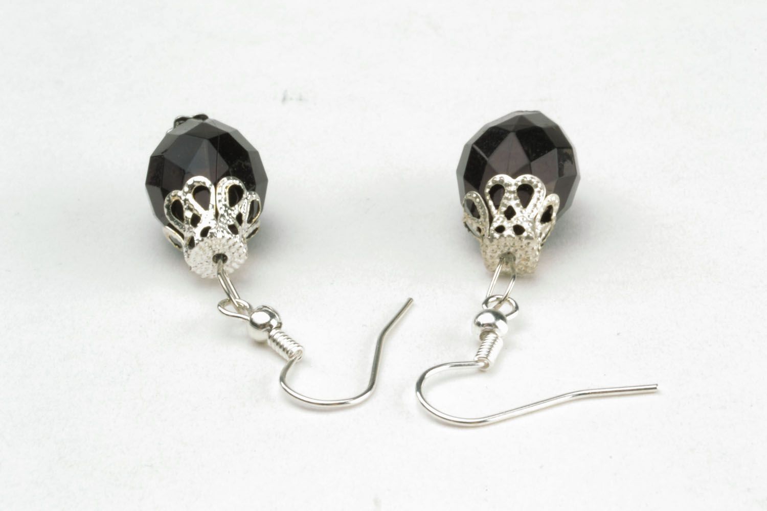 Boucles d'oreilles pendantes en perles noires photo 5