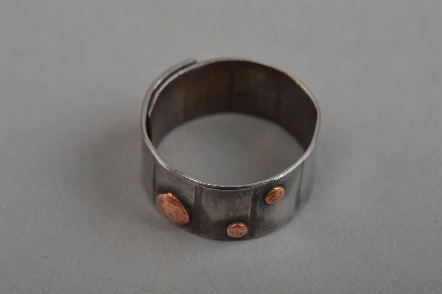 Кольцо из металла ручной работы авторское с заклепками необычное унисекс фото 4