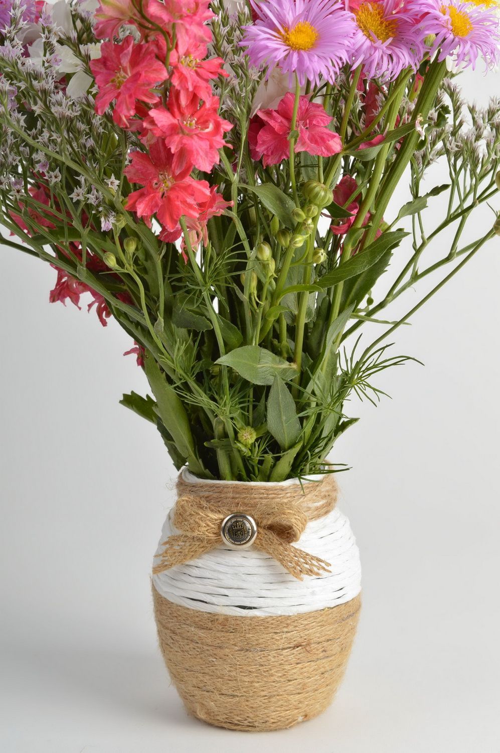 Стеклянная ваза для цветов в виде банки украшенной жгутом ручной работы фото 1
