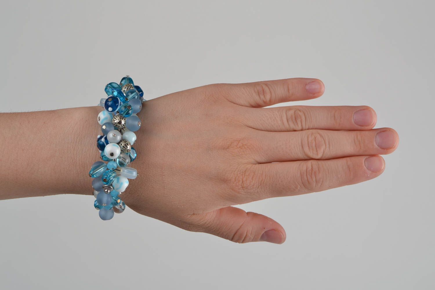 Bracelet en perles de verre et cristal de roche bleu clair style marin fait main photo 2