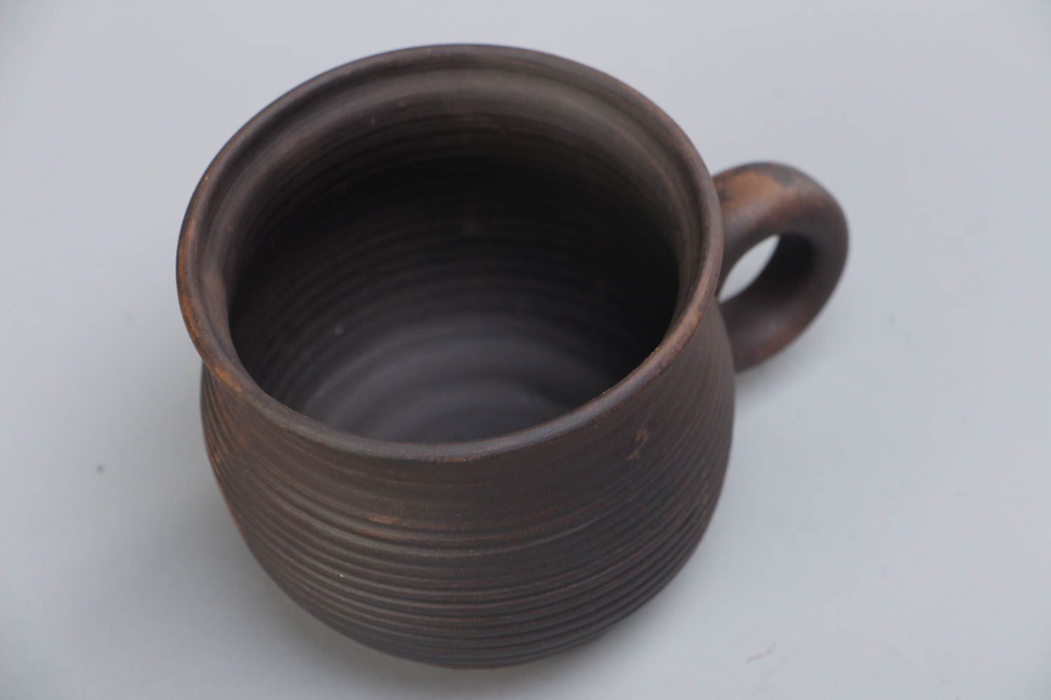 Глиняная чашка для чая в технике молочения ручной работы объемом 120 мл темная фото 3