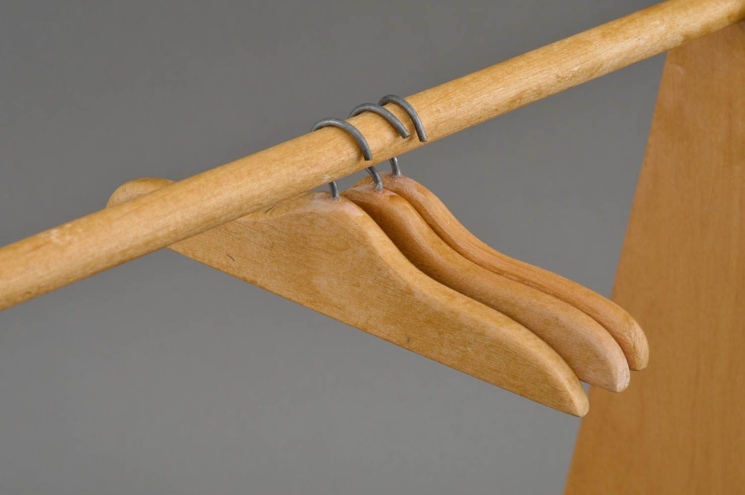 Вешалка для одежды куклы из натурального дерева ручной работы красивая фото 2