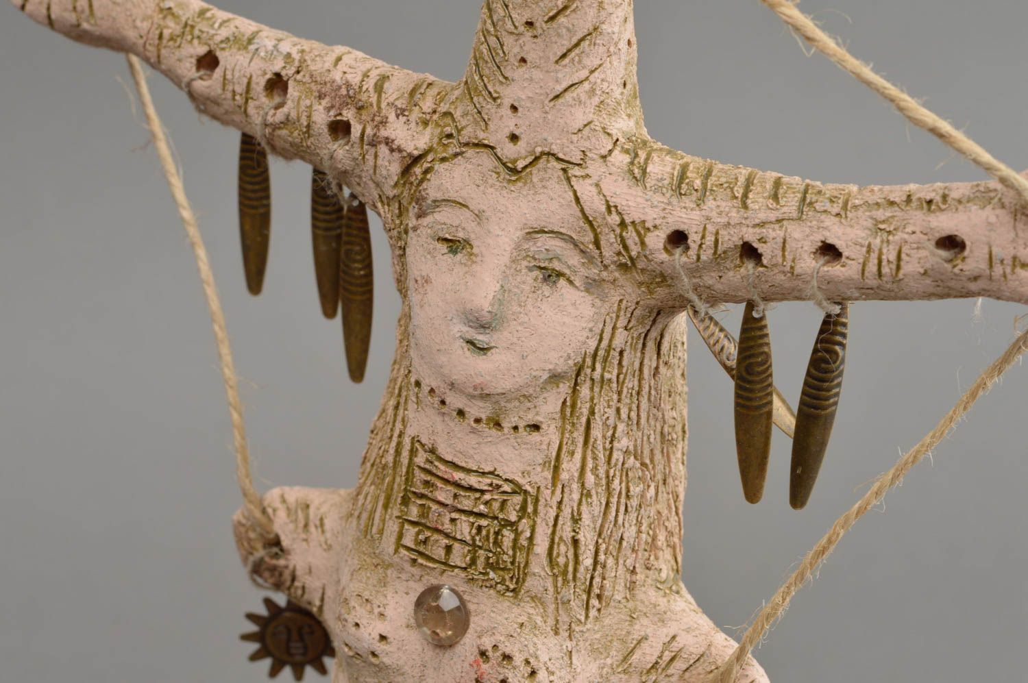 Handmade Statuette aus Ton Glücksbaum mit dekorativen Elementen aus Metall foto 4
