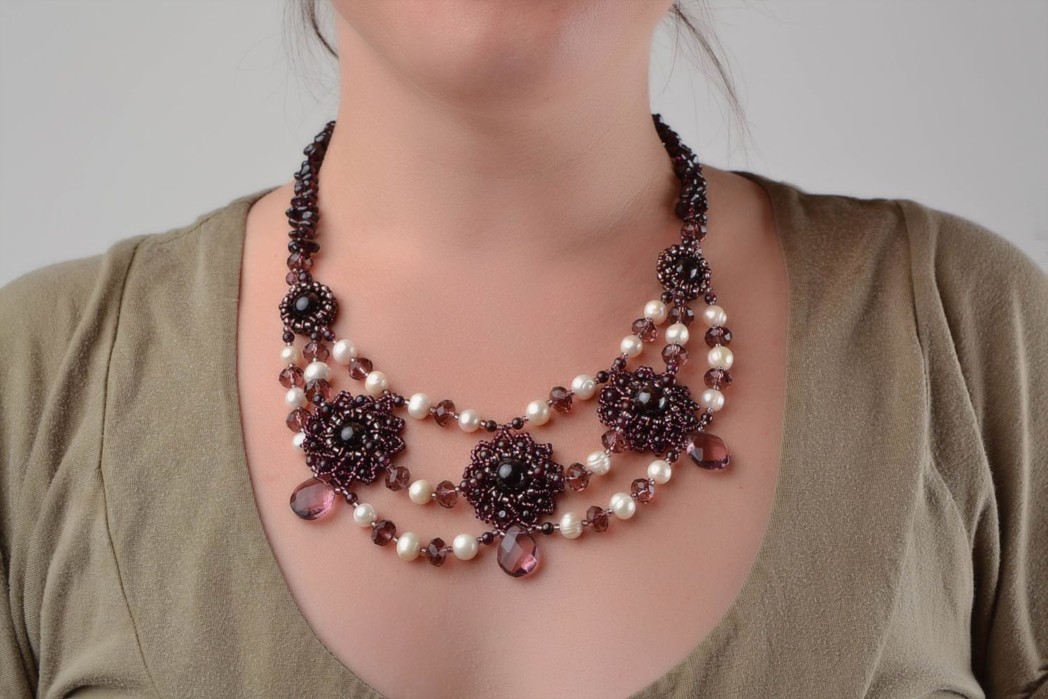 Ожерелье из бисера бусин и натуральных камней темное плетеное вручную фото 1
